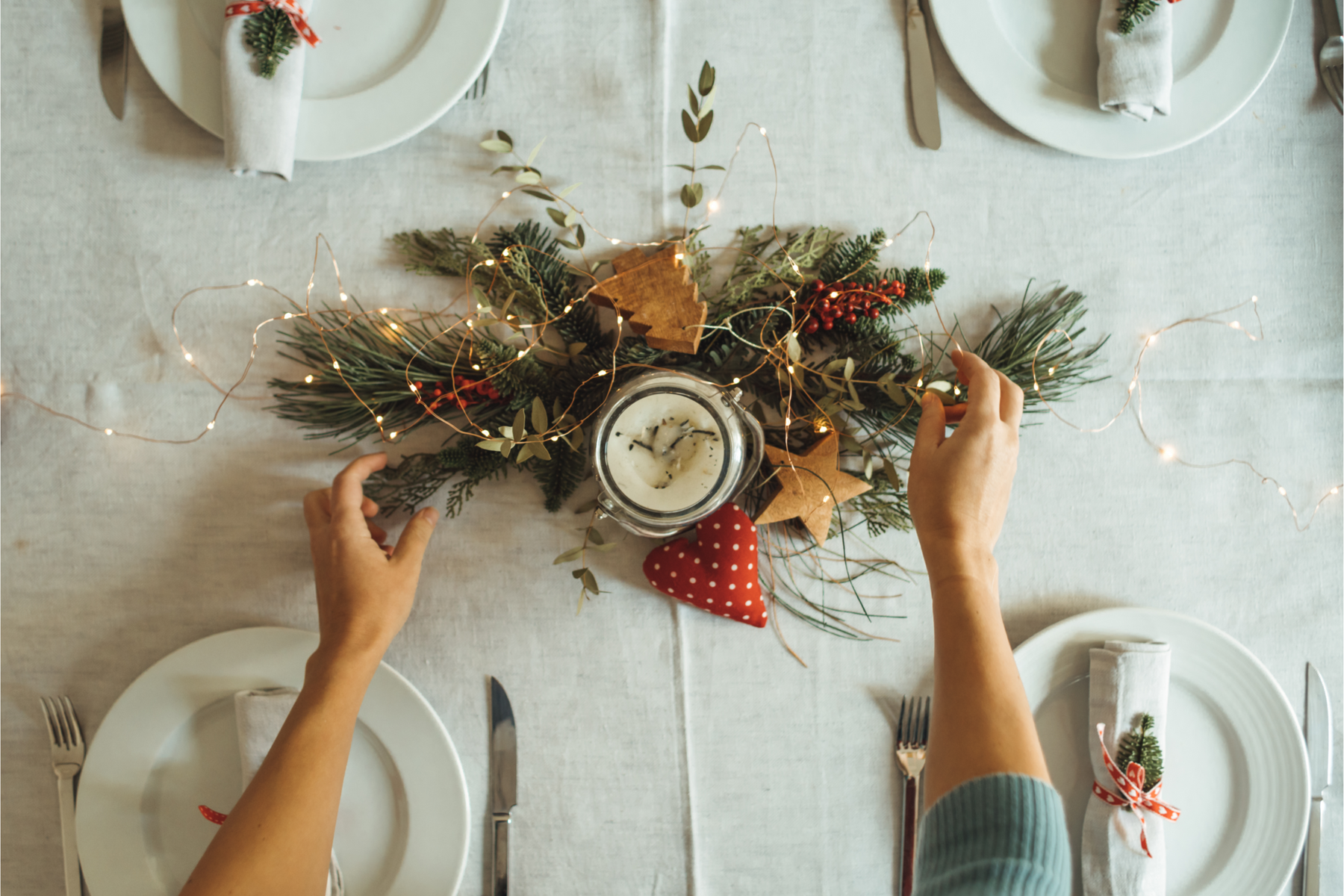 クリスマスを連想させるキャンドルとグリーンを中心としたの食卓