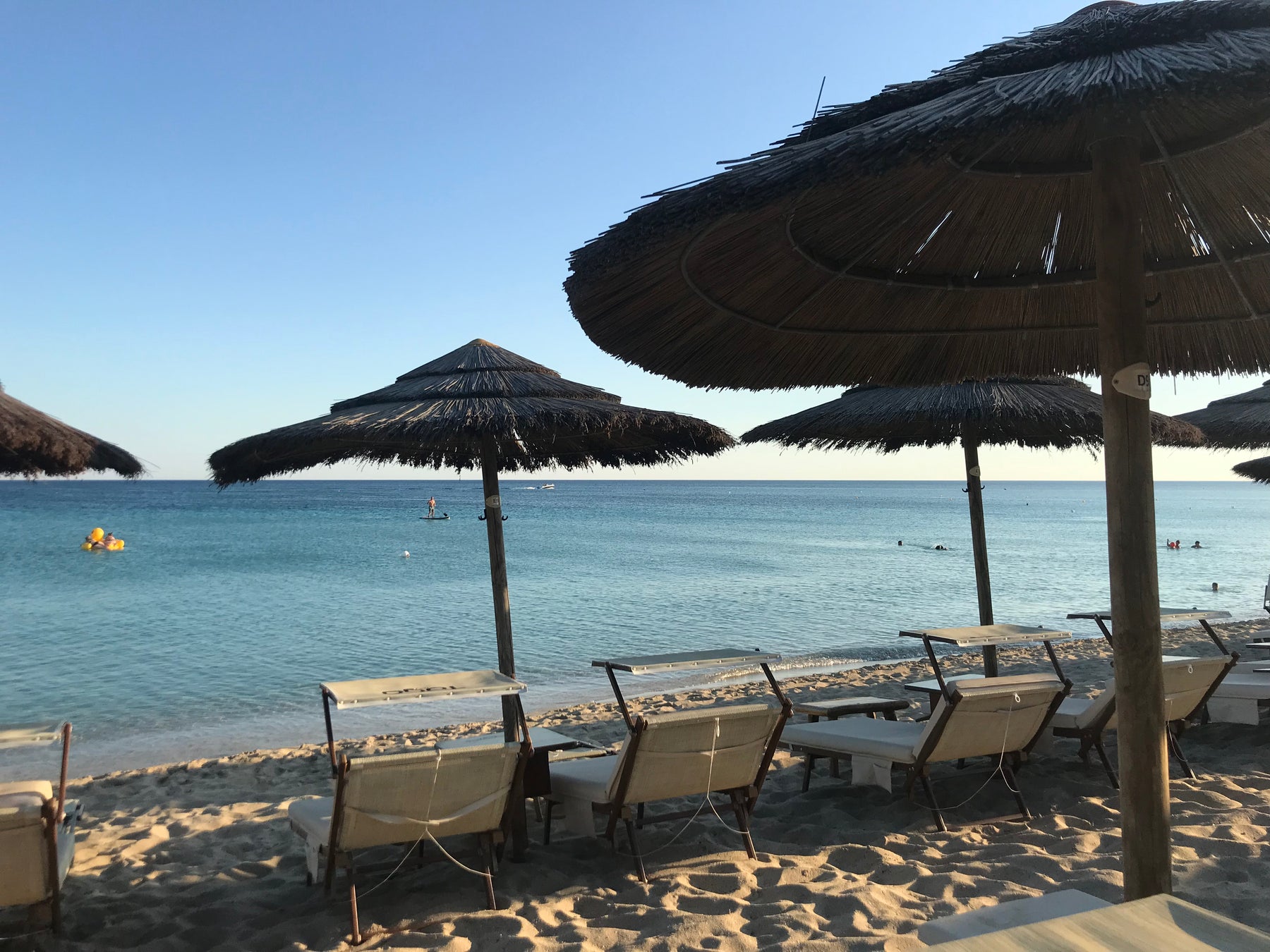 バカンスを連想させる海と砂浜