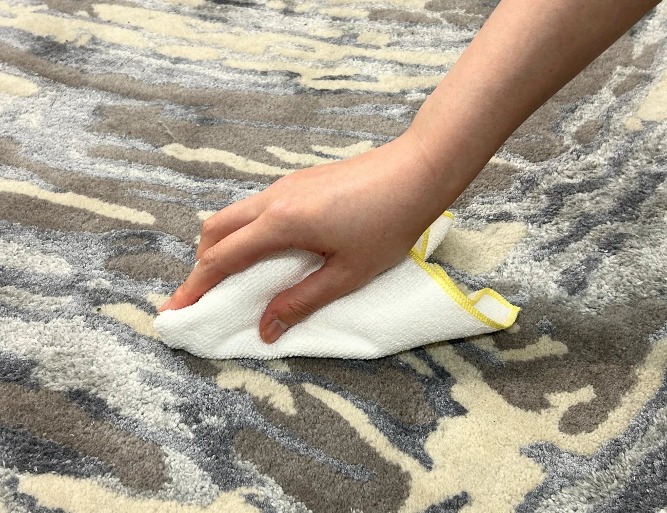 ラグをお手入れする様子