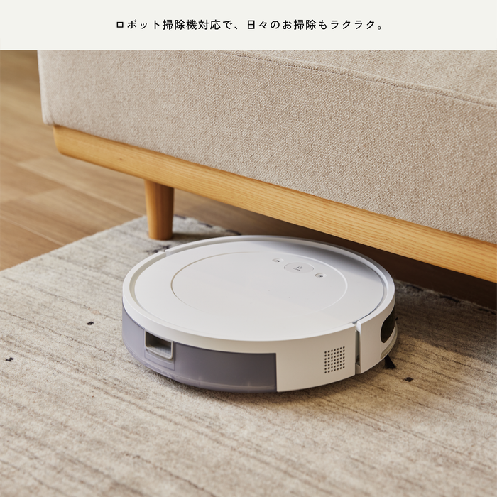 ソファ下にロボット掃除機が入る様子
