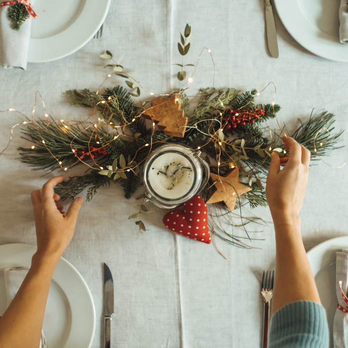 クリスマスを連想させるキャンドルとグリーンを中心としたの食卓