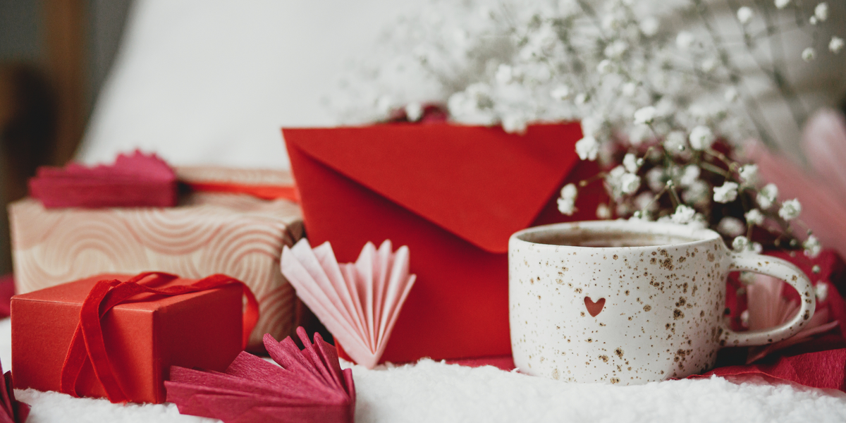 バレンタインデーの贈り物のヨーロッパ式の白色のカップルの小鹿の置物