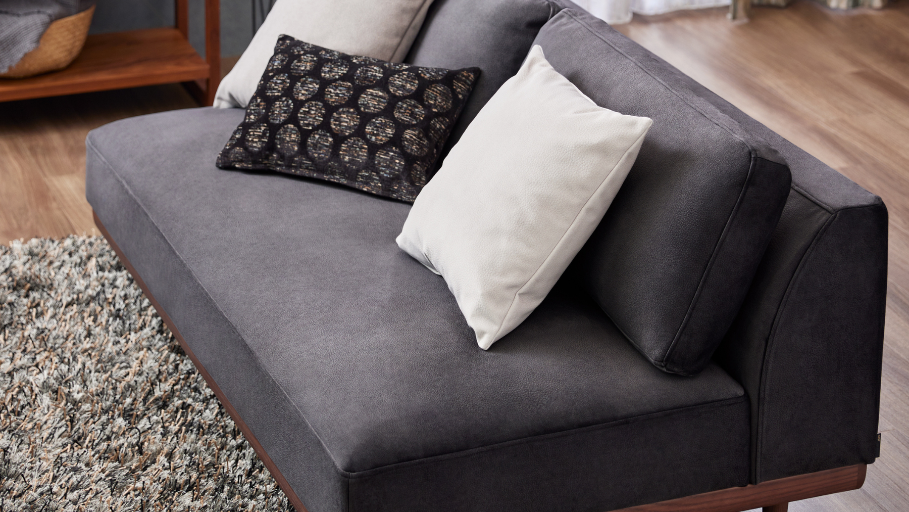 長時間座っても疲れないソファとは？ 読書や映画鑑賞がもっと快適に