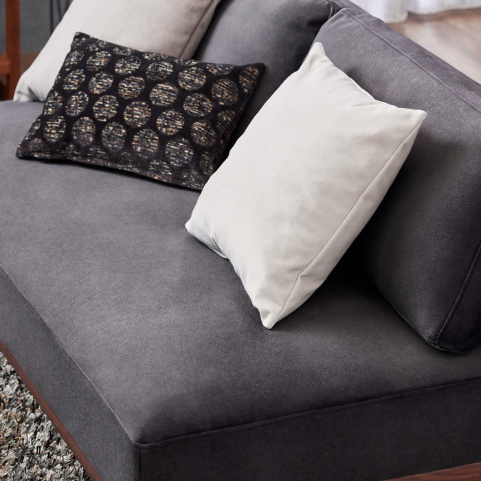 長時間座っても疲れないソファとは？ 読書や映画鑑賞がもっと快適に