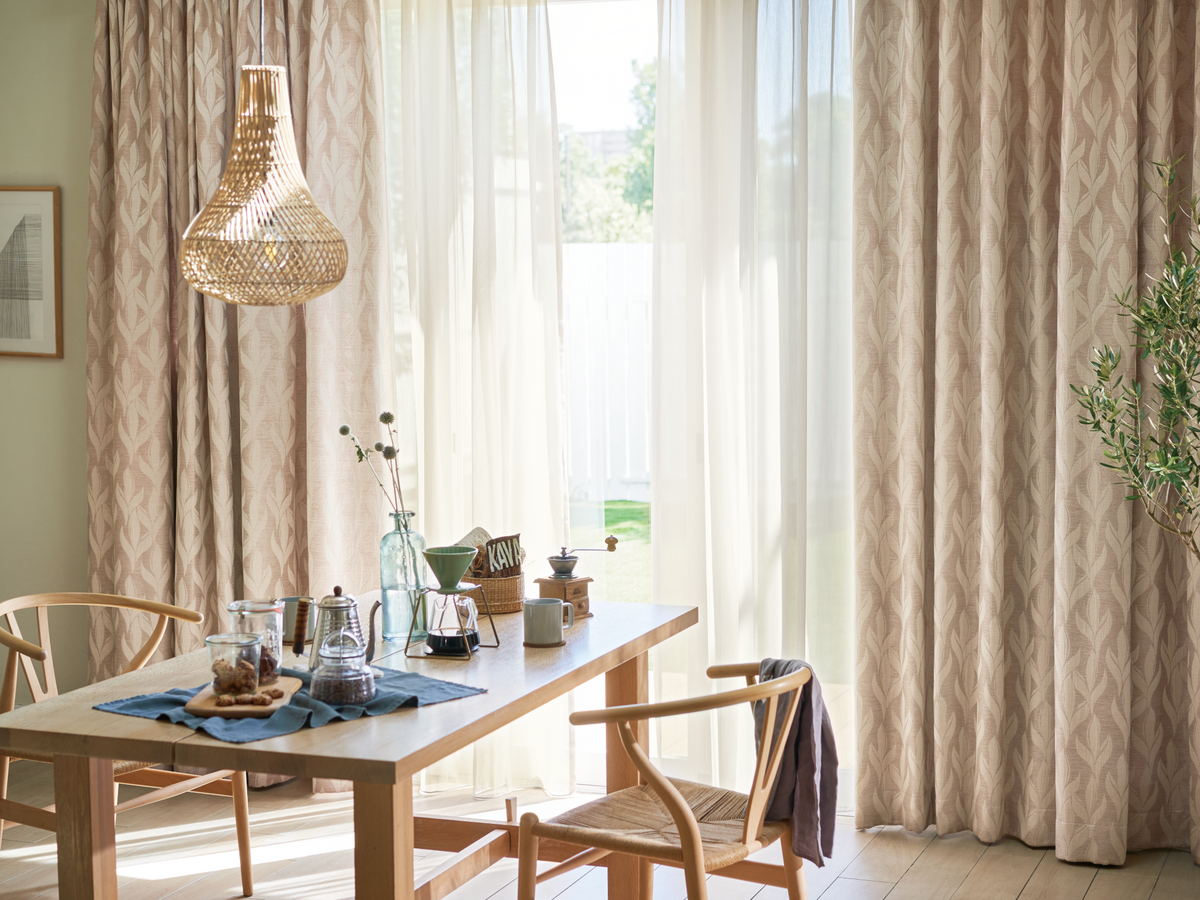 ドレープカーテンとは? 特徴や機能、選び方のポイント — JIAS ONLINE ドレープカーテンとは? 特徴や機能、選び方のポイント — JIAS ONLINE