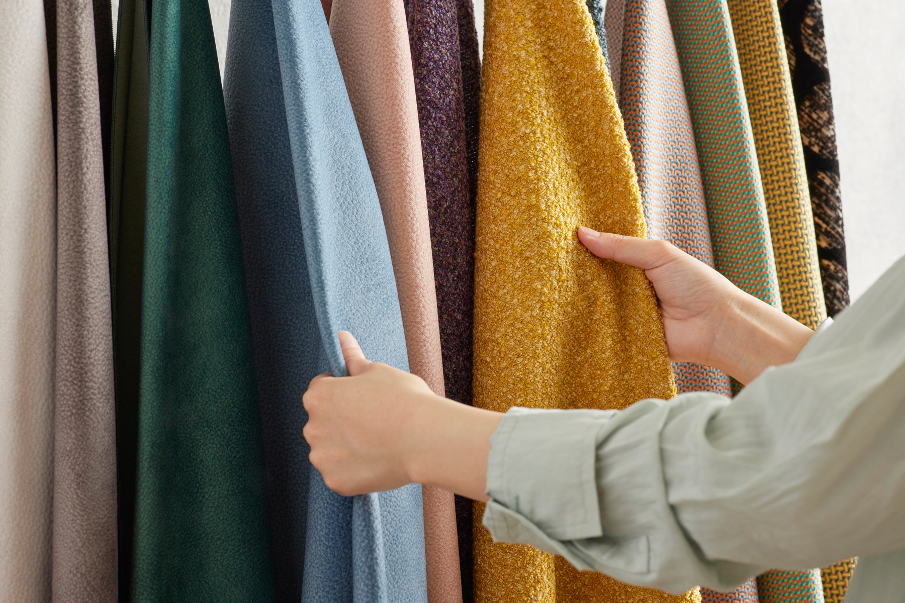 ソファの色選びで失敗しない方法は？部屋に合う色の見つけ方を解説